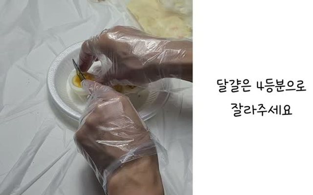 자막이 달린 수업 영상 장면