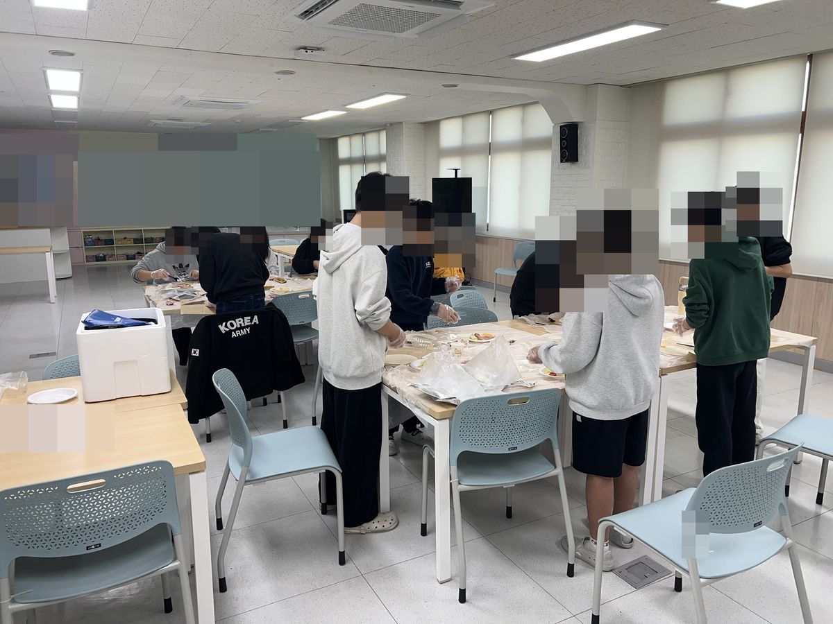 여러 모둠 책상에서 크레페를 만드는 교실 전체 모습