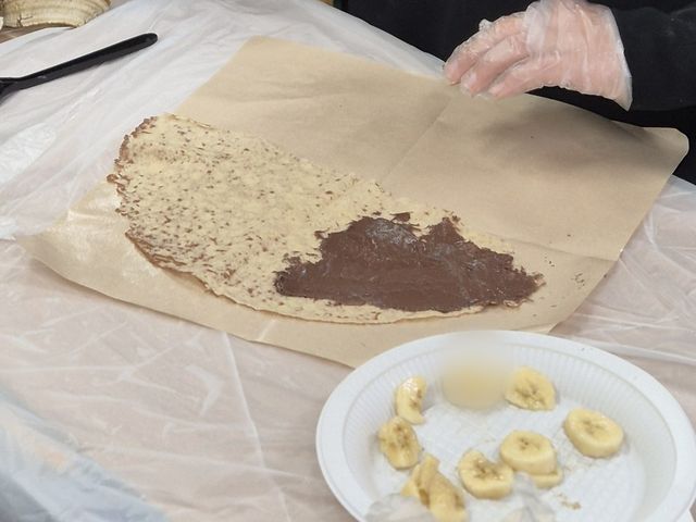 크레페빵에 스프레드를 바르는 손