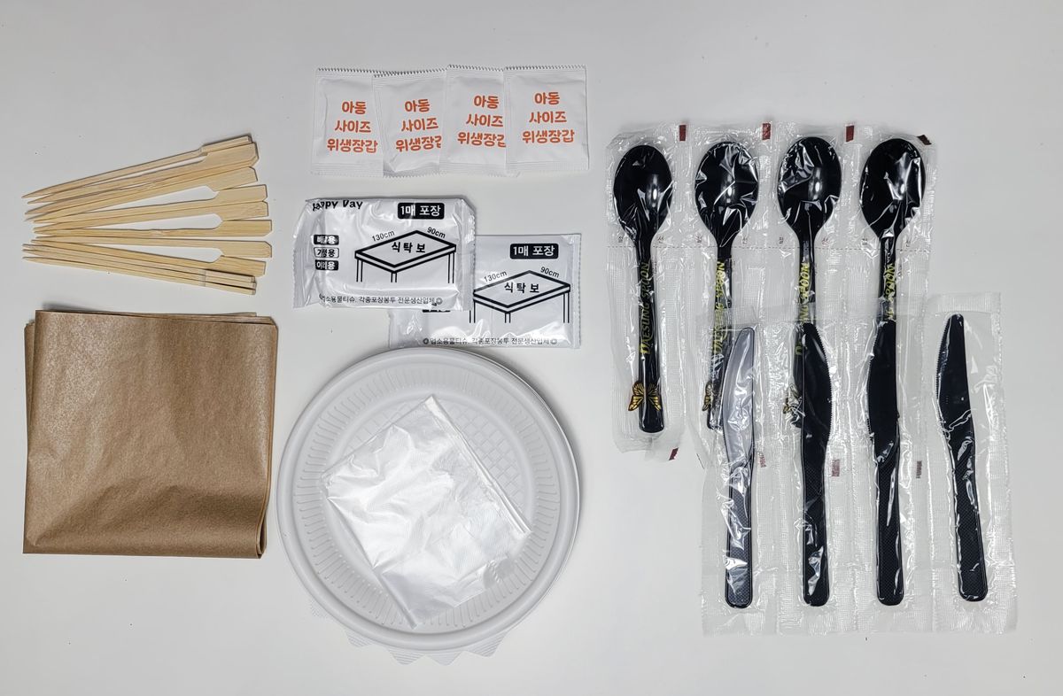 꼬챙이, 유산지, 접시, 숟가락, 플라스틱 칼이 놓인 조리도구 구성
